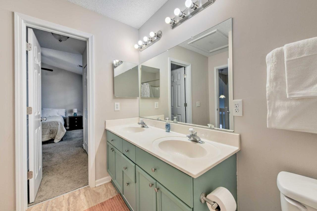 Holiday home Chic Townhome With Community Pool *