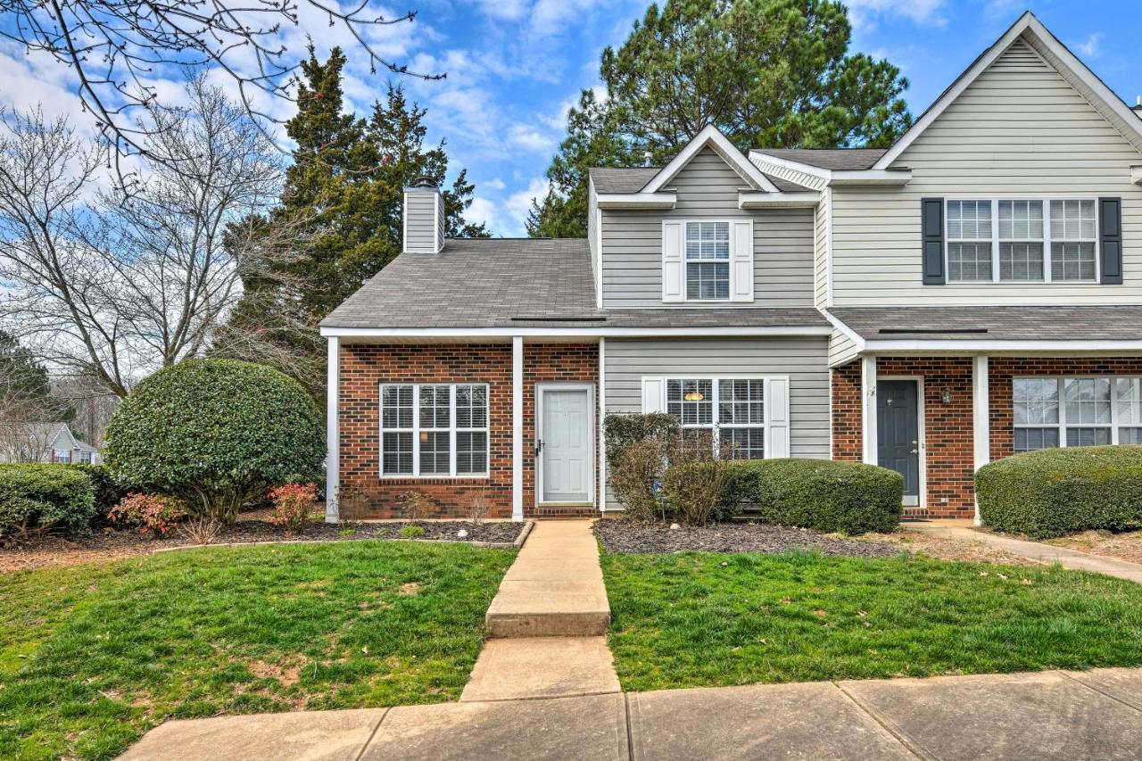 Holiday home Chic Townhome With Community Pool