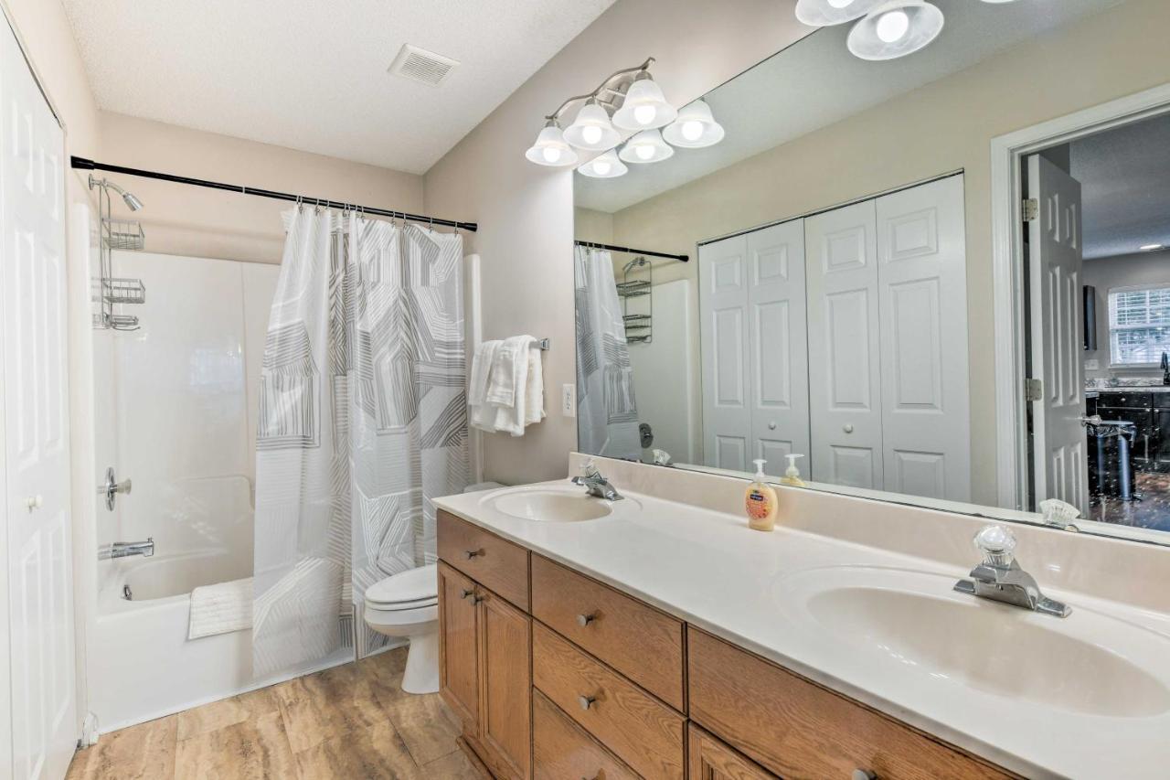 Chic Townhome With Community Pool
